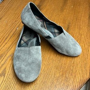Born Sebra grey suede size 8 Medium
